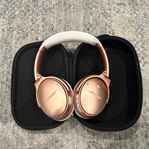 Bose Limited Edition Rose Gold QuietComfort 35 Headphones - Picture 1 of 4